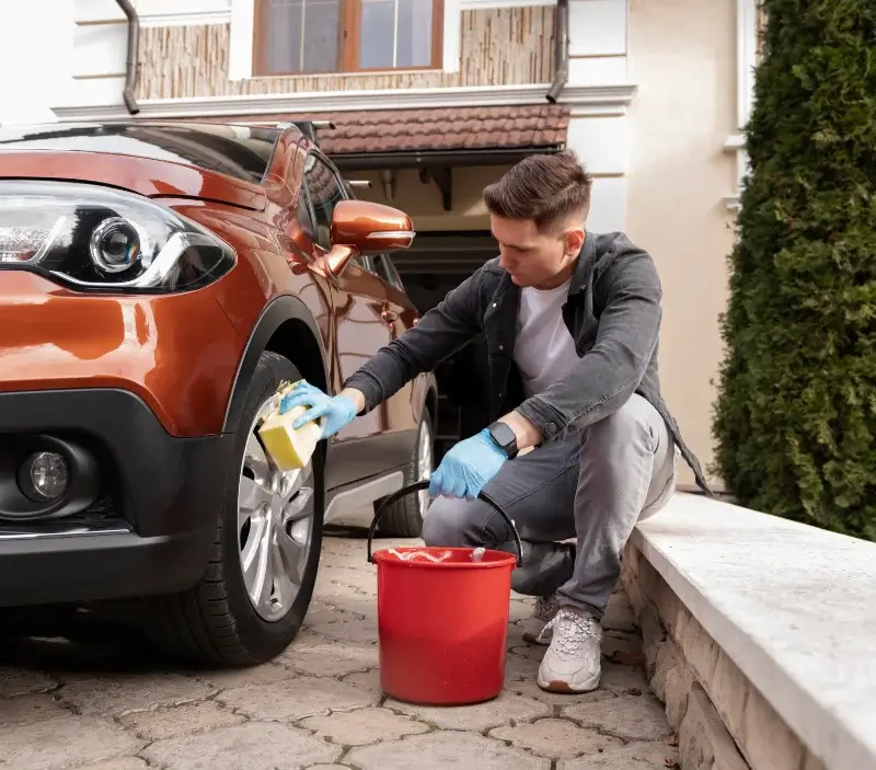 Lavage auto à domicile Coimères : professionnel intervenant sur un véhicule